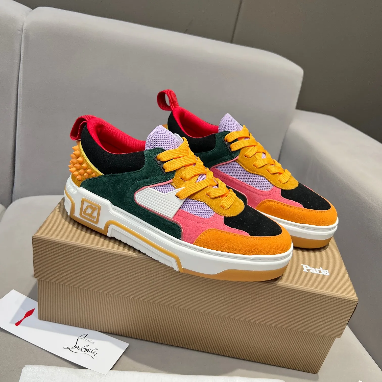 Men's shoes 💰700 🌹🌹🌹̋ Wang Junkai Yang Mi Zhang Jingyi Xu Kai Ding Chengxin Chen Muchi Wang Ziyi Same style Christian Louboutin 2024 [New product] ASTROLOUBI unisex thick-soled sneakers red-soled shoes perfectly integrate fashion and sports. The fabrics are made of luxurious calfskin, soft suede, smooth satin and laminated leather, and the back is decorated with classic rivets.  The interior is blended with a knitted tongue for added durability, breathability and quick-drying comfort.  The outsole is made of a combination of EVA foam and imported rubber, and the colorful CL iconic letters on the side of the outsole show the brand's unique style.  It is a ceiling-level comfortable skate shoe! ! !  Available in five colors, currently male sizes 39--45 and female sizes 35--40
